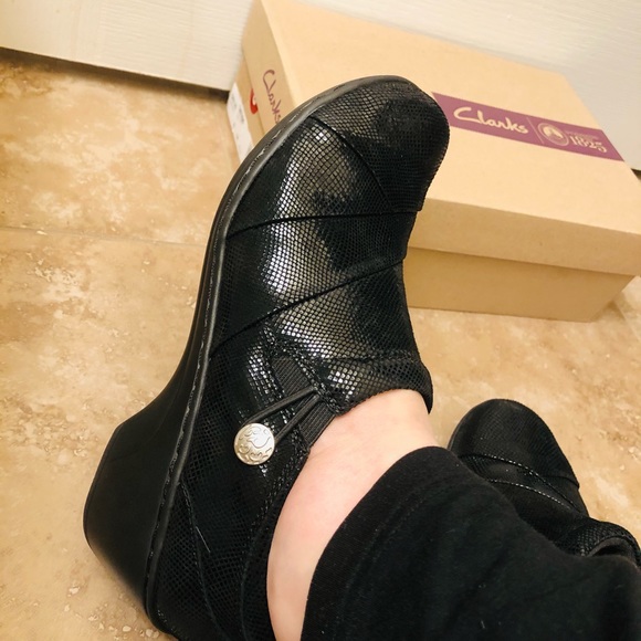 CLARKS! Black Snake skin Shoes. 8.0 - Picture 11 of 14